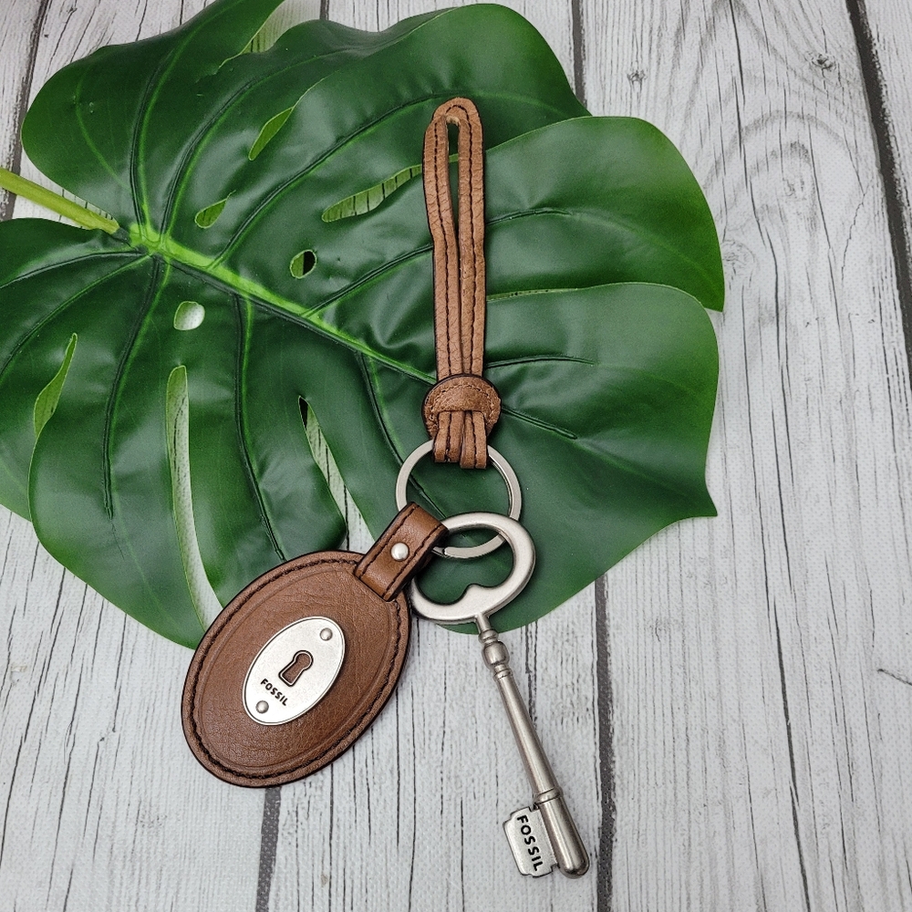 Fossil Hang Tag Keychain Brown Leather Silver Tone Hardware with Large Key